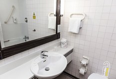 /imageLibrary/Images/6334 gatwick airport europa hotel double bathroom