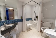 /imageLibrary/Images/6573 stansted holiday inn express 14 accessible bathroom