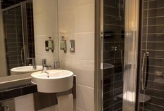 /imageLibrary/Images/83250 edinburgh holiday inn express bathroom 4