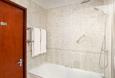 /imageLibrary/Images/gatwick copthorne effingham standard bathroom shower
