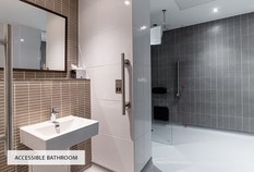 /imageLibrary/Images/5887 london gatwick hilton accessible bathroom