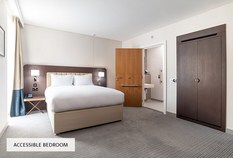 /imageLibrary/Images/5887 london gatwick hilton accessible bedroom