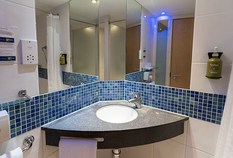 /imageLibrary/Images/6573 stansted holiday inn express 11 double bathroom