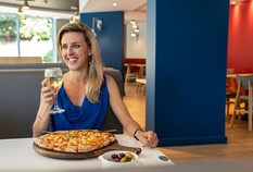 /imageLibrary/Images/6573 stansted holiday inn express 18 pizza wine