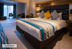 /imageLibrary/Images/7950 gatwick crowne plaza felbridge club room bed.png