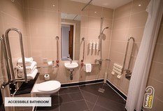 /imageLibrary/Images/8382 Gatwick Courtyard by Marriott accessible en suite