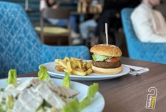 /imageLibrary/Images/8456 LHR Holiday Inn Express T5 restaurant burger