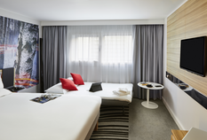 /imageLibrary/Images/bhx novotel family room.png