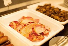 /imageLibrary/Images/gatwick holiday inn breakfast bacon
