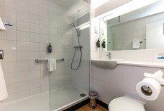 /imageLibrary/Images/stansed days inn bathroom