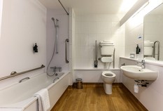 /imageLibrary/Images/stansted days inn accessible bathroom